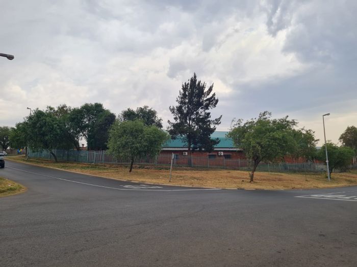 Industrial Units To Rent in Zakariyya Park with Offices, Yard Space, and Utilities.