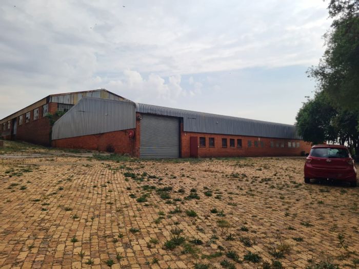 Industrial units to rent in Zakariyya Park with offices, bathrooms, and yard space.