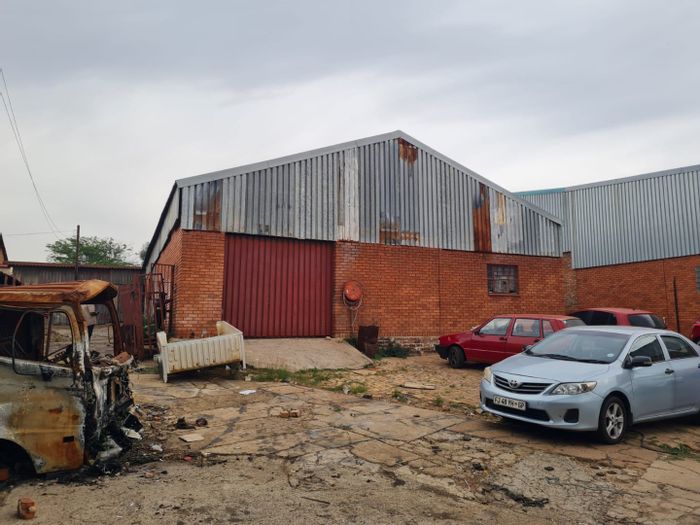 Industrial Warehouses To Rent in Zakariyya Park with yard space and truck access.