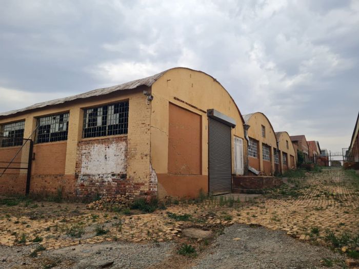 Industrial warehouses to rent in Zakariyya Park, various sizes with yard space.
