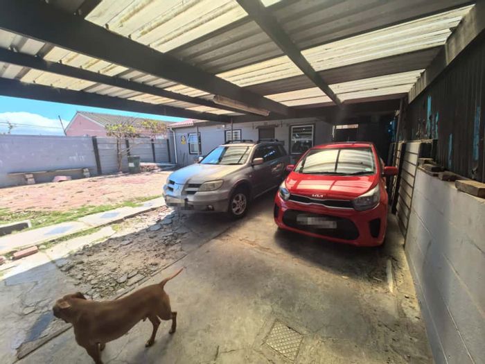 Three-bedroom house for sale in Seawinds with secure parking and spacious yards.