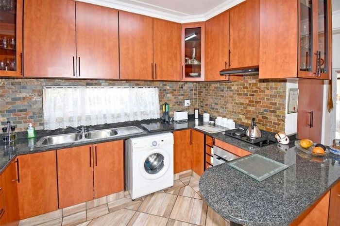 For Sale: Townhouse in Brentwood Park with 2 beds, private garden, and garage.