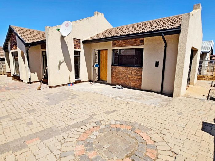 Emkatini House For Sale: 2 Bedrooms, open-plan living, garage, near schools and transport.