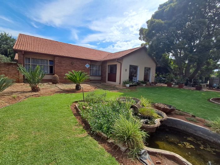 Spacious 6-bedroom house in Stilfontein Central with flatlet and ample parking. For Sale.