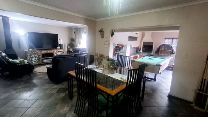 For Sale: House in Vaalpark with 4 Bedrooms, Pool, and Cottage.