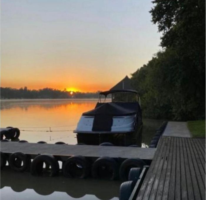 Boschenvaal River Front Lodges House For Sale: 4 Bedrooms, Private Jetty, Pool.