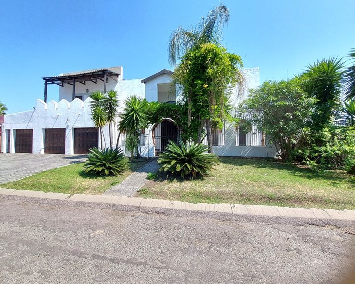 For Sale: House in Primindia with 4 bedrooms, 3 lounges, and rental potential.