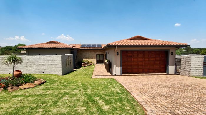 House for Sale in Vaal Marina Central: 4 beds, heated pool, golf estate amenities.