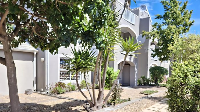 For Sale: Apartment in Townsend Estate with pool, tennis court, and secure living.