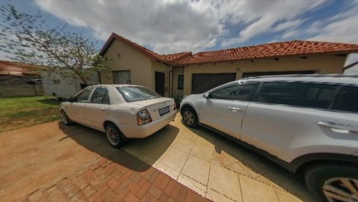 House For Sale in The Orchards: 3 beds, double garage, large yard, great location.