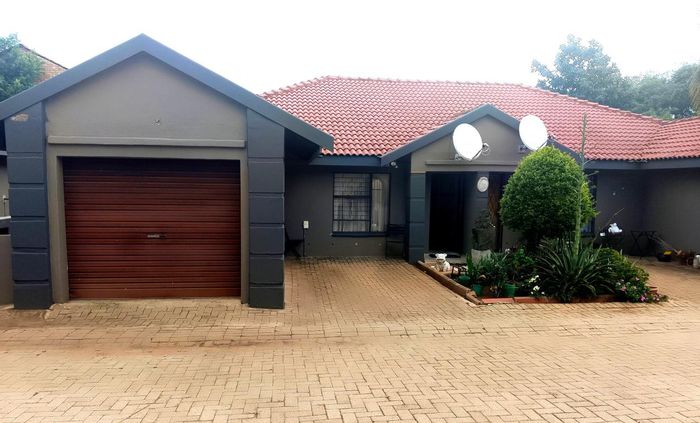 For Sale: Townhouse in Polokwane Central, 2 beds, garage, near amenities.