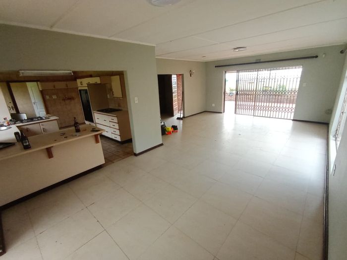 Ben Fleur House To Rent: 3 bedrooms, double garage, spacious yard, and storeroom.