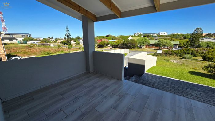Pearly Beach House For Sale: 3 beds, garage, coastal access, versatile spaces.