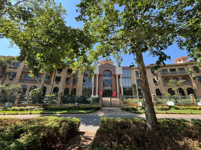 Commercial office to rent in Bruma, 24/7 security, parking, and amenities.