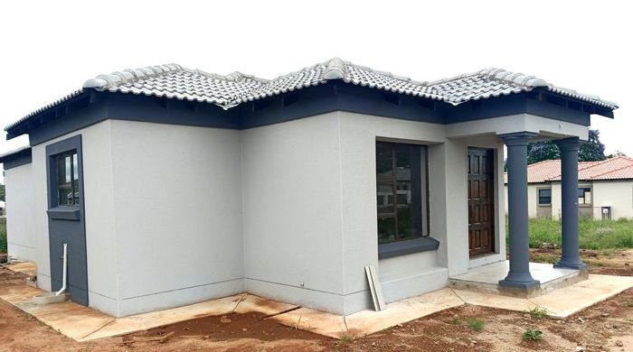 For Sale: House in Bendor Meadows with 3 bedrooms, 2 bathrooms, and open-plan living.