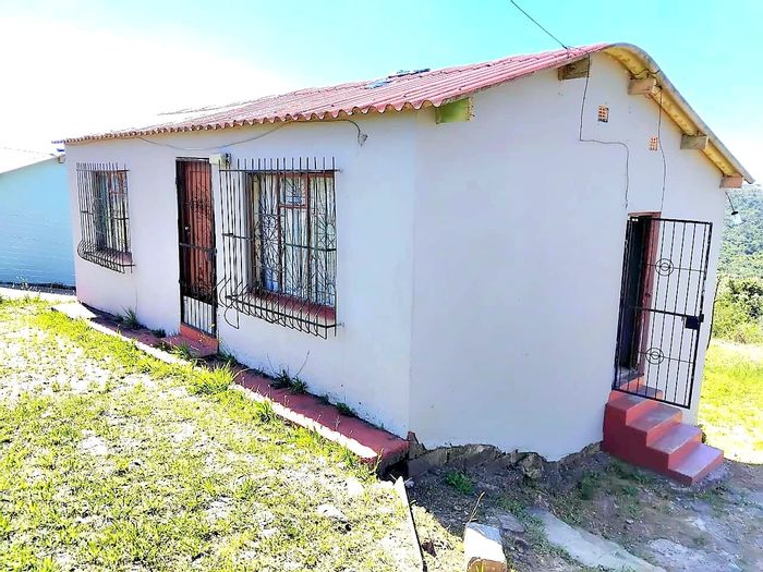 House for Sale in Mdantsane Nu 14: 2 Bedrooms, fenced yard, built-in kitchen.
