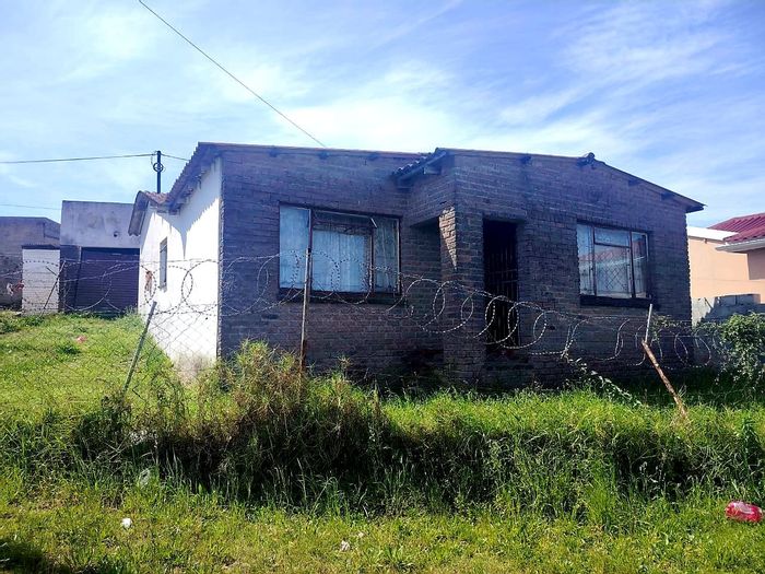 For Sale: 5-Bedroom House in Mdantsane Nu 6, ideal for rental investment.
