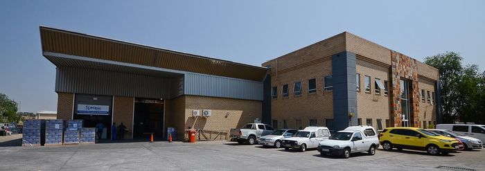 Industrial warehouse in Frankenwald, to rent, with secure access and ample parking.