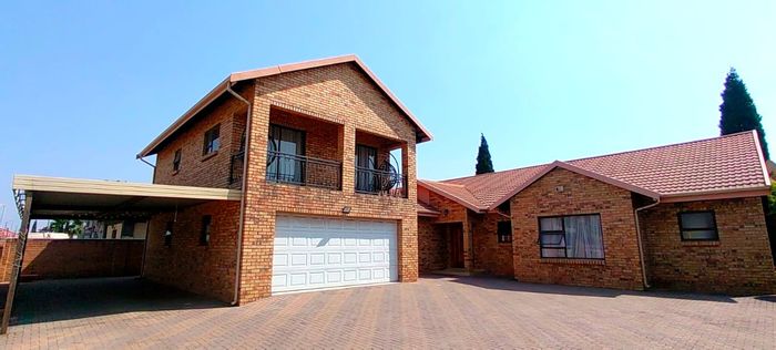 Spacious 6-bedroom house with dual kitchens and entertainment area in Vanderbijlpark SE 8, For Sale.