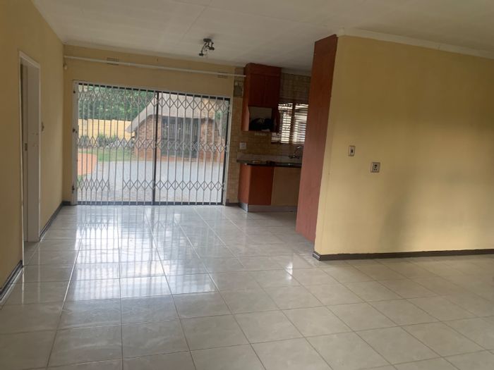 3-Bedroom House To Rent in Mondeor with spacious yard, garage, and jacuzzi.