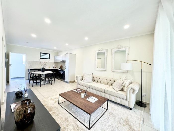 For Sale: Apartment in Greenstone Hill with clubhouse, gym, and private garages.