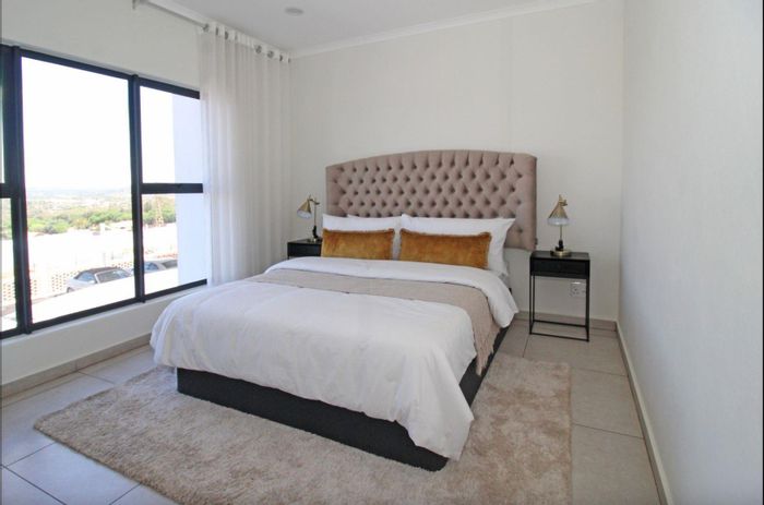 For Sale: Apartment in Greenstone Hill with clubhouse, gym, and private garages.