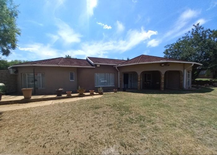 Lindequesdrif House For Sale: 8 hectares, riverfront, entertainment area, fully furnished.