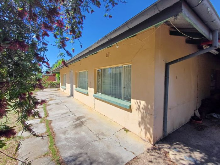 4-Bedroom House For Sale in Dominionville with spacious yard and storage options.