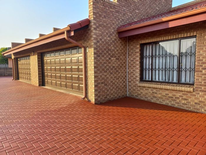 Falcon Ridge House For Sale: 3 beds, 2 baths, 4 garages, security features.