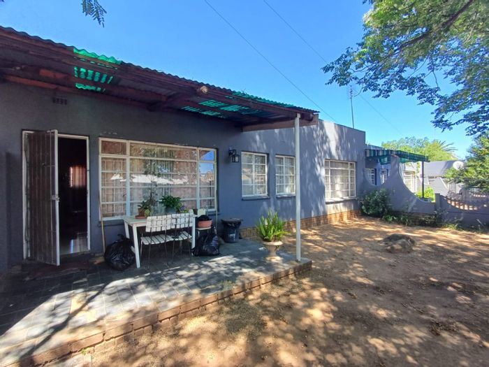 For Sale: 2-bedroom apartment in Declercqville with garden and parking.