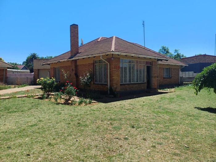 House for Sale in Stilfontein Ext 4: 3 Bedrooms, pet-friendly, large yard.