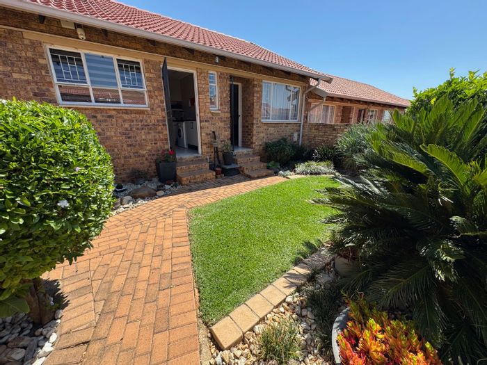 Terenure Townhouse For Sale: 3 bedrooms, double garage, spacious living areas, ideal for families.