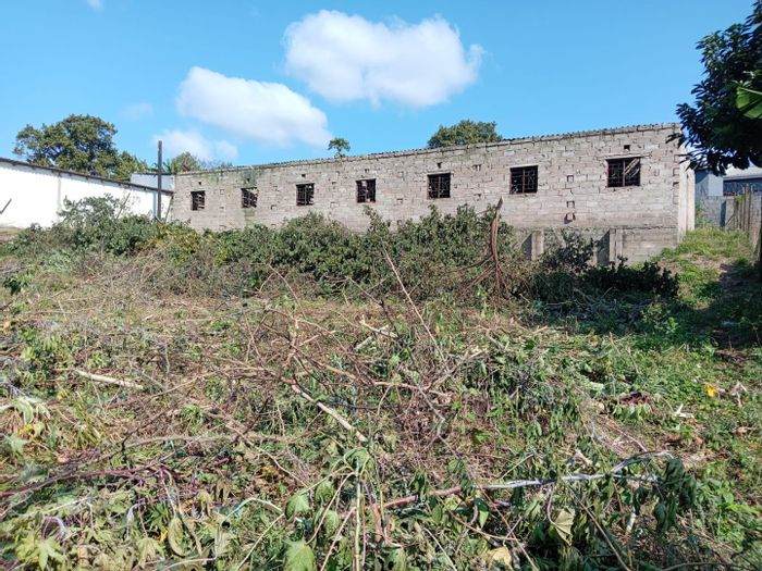 Commercial property for sale in Ongoye: 12-room building, large land, utilities nearby.