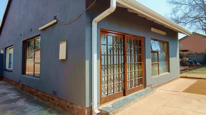 For Sale: Meyerton South House with 3 bedrooms, double garage, and flatlet potential.