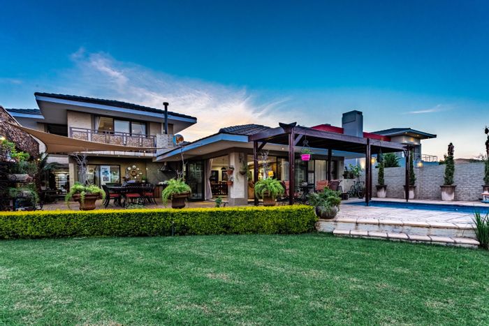 Lombardy Estate House For Sale: 3 beds, pool, garden, entertainment areas, security.