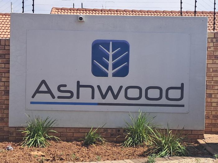 3-Bedroom Townhouse in Monavoni with garden, security, and communal amenities. To Rent.