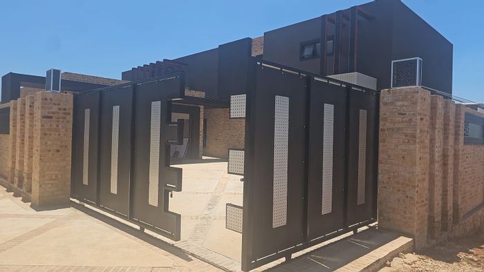 For Sale: House in Noordheuwel with pool, basement flatlet, and panoramic views.