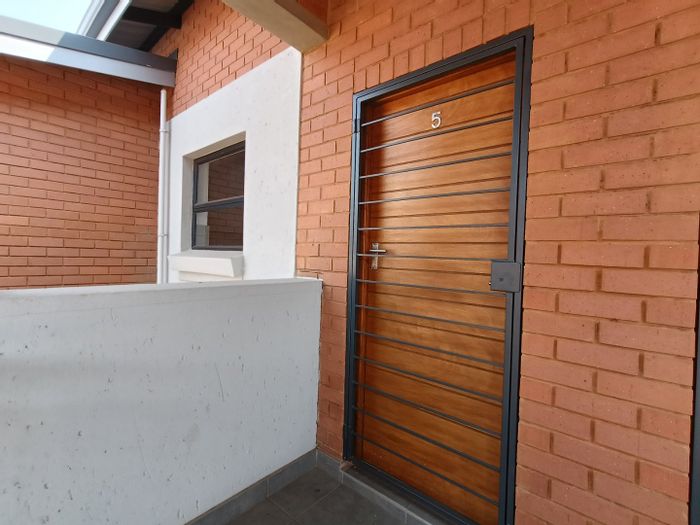 Glen Marais Apartment To Rent: 2 beds, 2 baths, secure estate, balcony, parking.