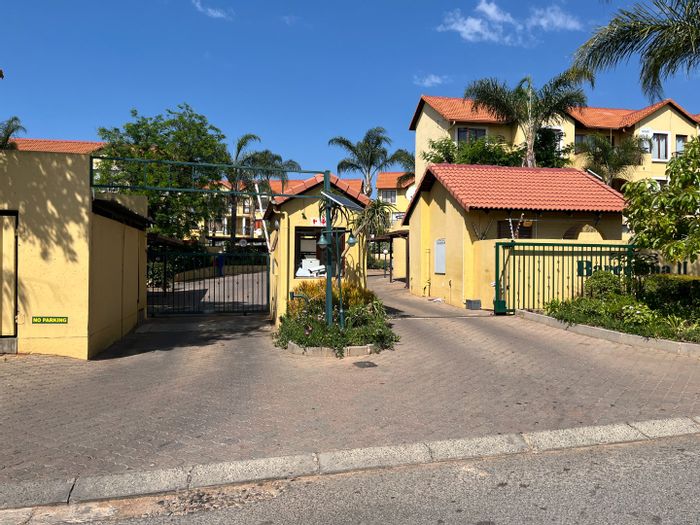 2-Bedroom Apartment in Sundowner with security, near Northgate shopping center. To Rent.