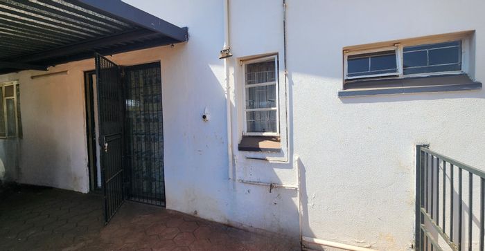 Erasmia Apartment To Rent: 2 Bedrooms, 2 Bathrooms, Gated Community, Prepaid Electricity.