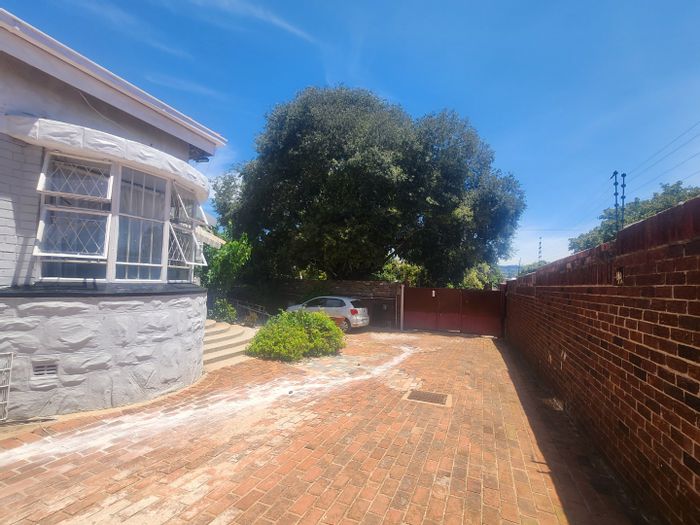 Kensington Apartment To Rent: 2 bedrooms, pet-friendly, secure, near amenities.