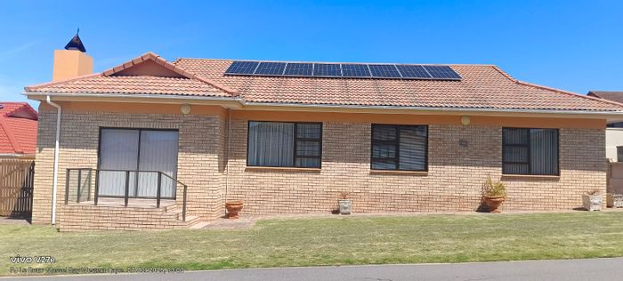 For Sale: House in Linkside with 3 bedrooms, braai room, and double garage.