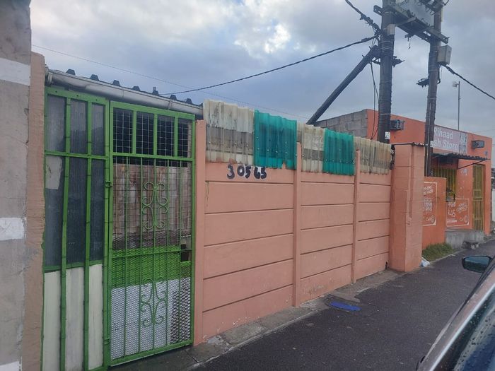 For Sale: 2-bedroom house in Delft Central with enclosed yard and carport.
