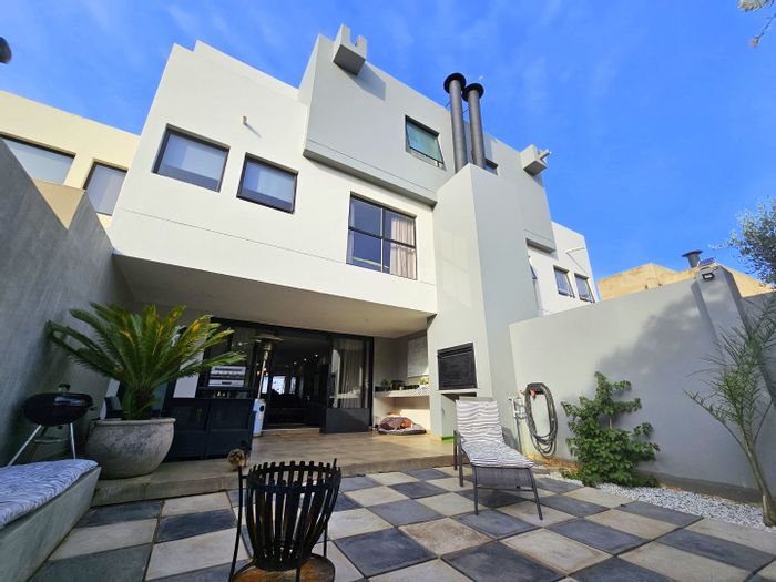 Lombardy Estate House For Sale: 3 beds, open plan living, security, community amenities.