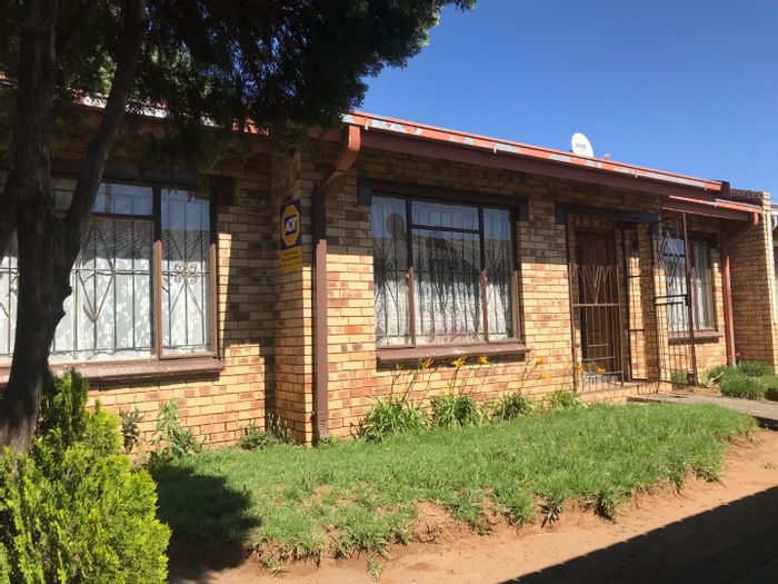 For Sale: 3-Bedroom Townhouse in Heidedal with Open Plan Living and Ensuite.