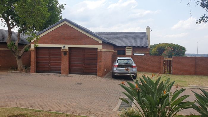 House for Sale in Monavoni: Spacious garden, open-plan living, secure complex amenities.