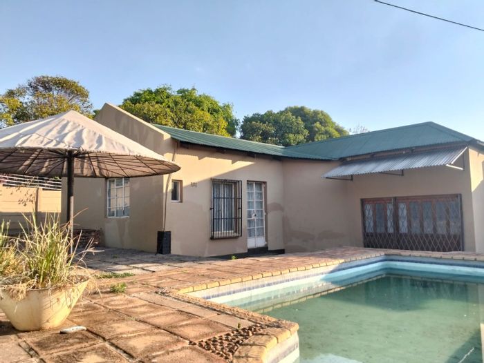 5-bedroom house with pool and double garage in Lyttelton Manor, To Rent.
