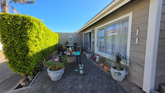 Hartenbos Central Townhouse For Sale: 2 beds, pool, braai, close to attractions.