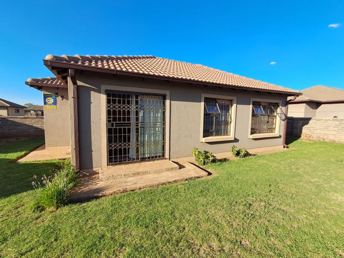 For Sale: Townhouse in Ellaton with 3 bedrooms, en-suite, and pre-paid electricity.