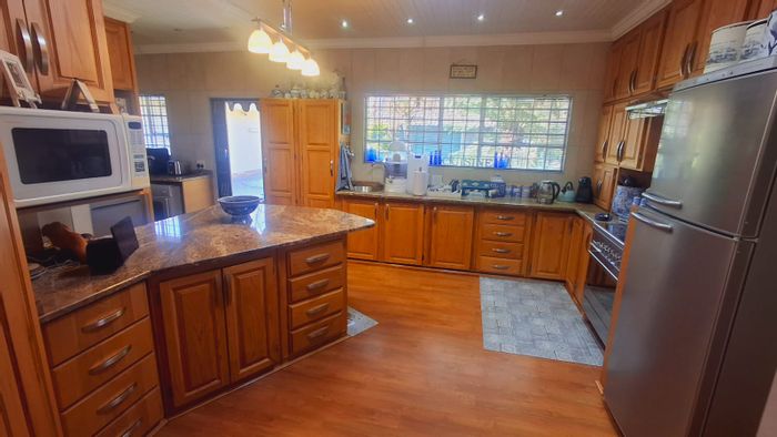 House For Sale in Sasolburg Ext 23: 4 Bedrooms, Pool, Home Office, Security.